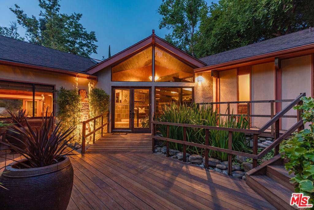 1064 Meadows End DR, Calabasas, CA 91302