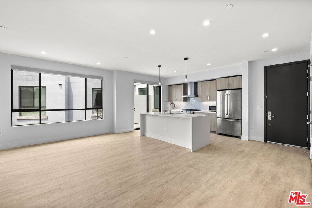 Los Angeles, CA 90035,5955 Saturn ST #301