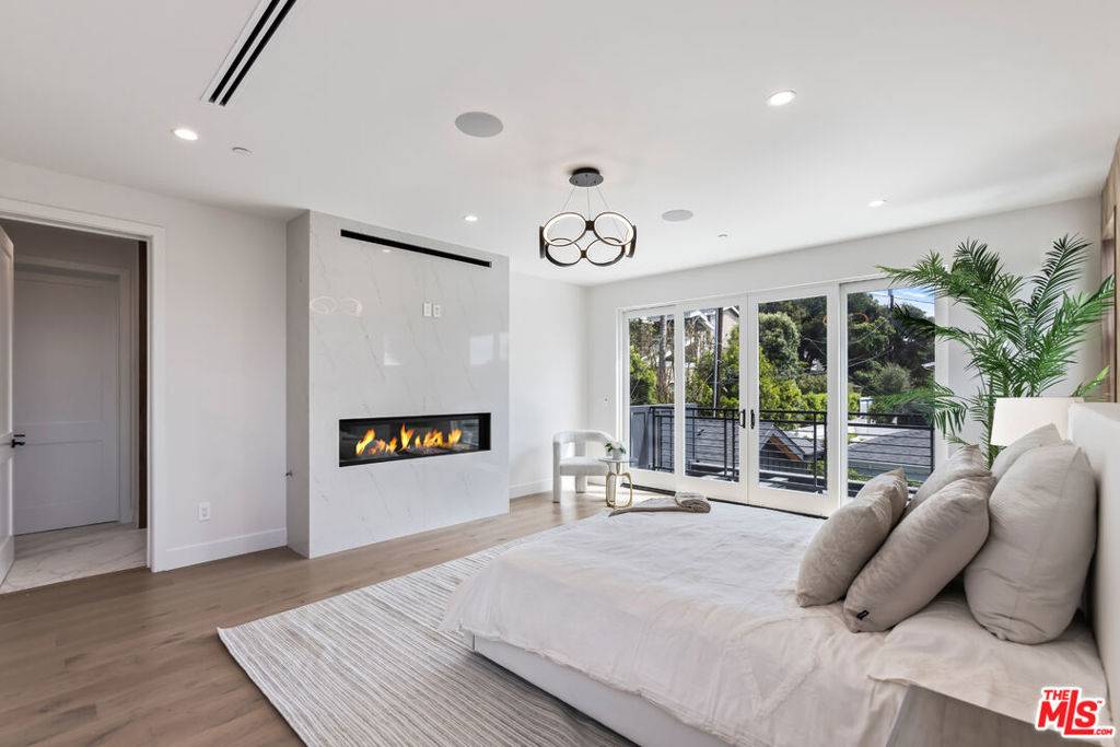 Manhattan Beach, CA 90266,908 Rosecrans AVE
