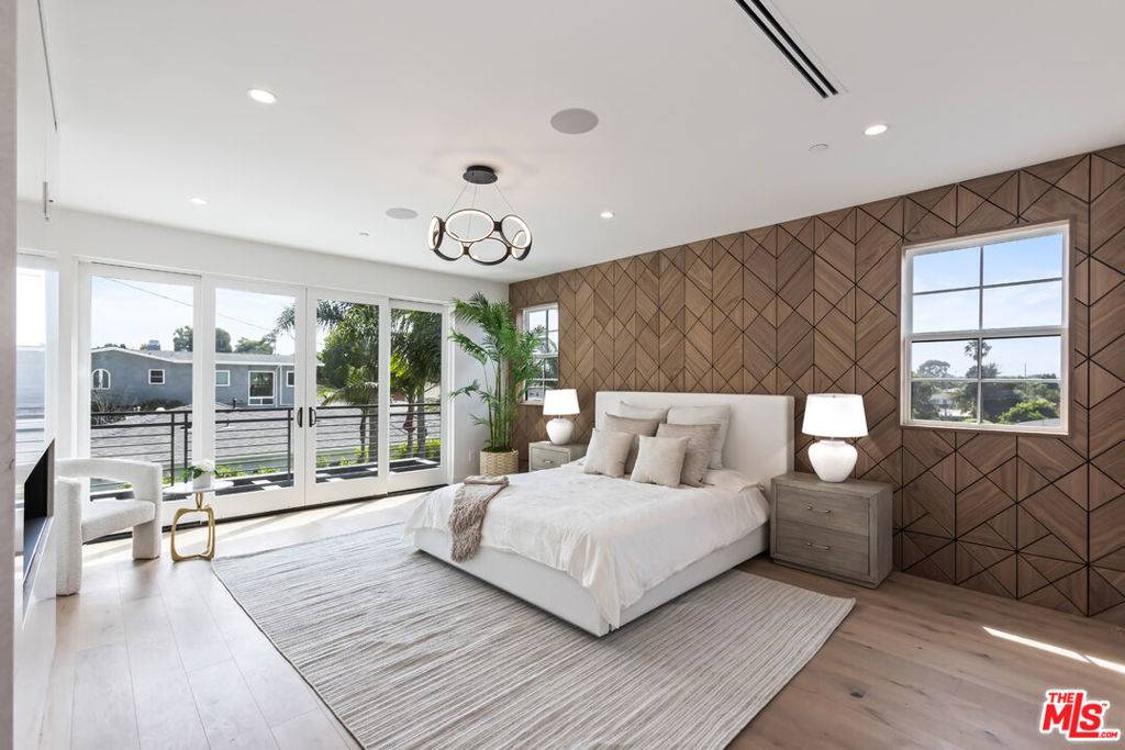 908 Rosecrans AVE, Manhattan Beach, CA 90266