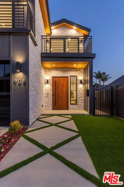 Manhattan Beach, CA 90266,908 Rosecrans AVE