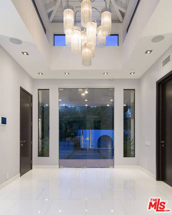 Beverly Hills, CA 90210,900 N HILLCREST RD