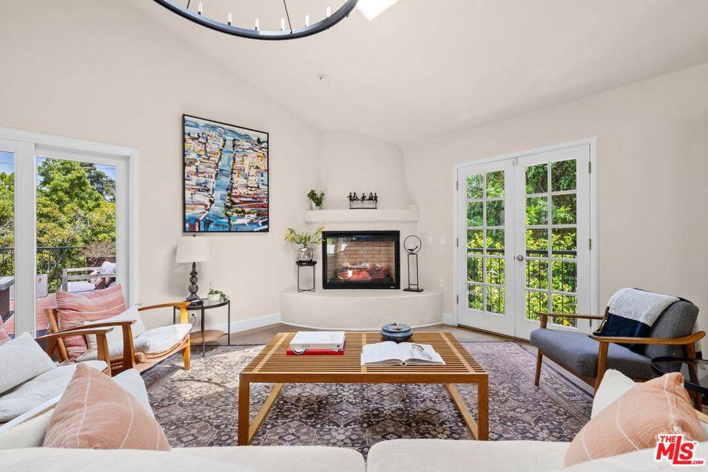 Los Angeles, CA 90068,2216 E Live Oak DR