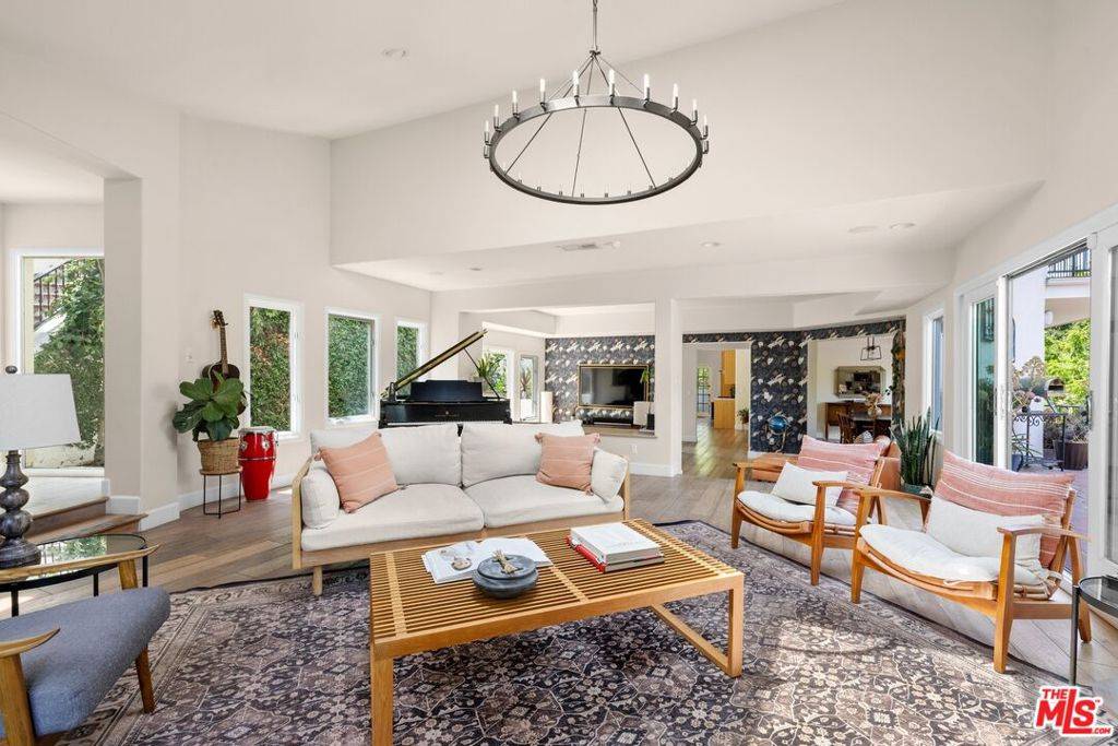 Los Angeles, CA 90068,2216 E Live Oak DR