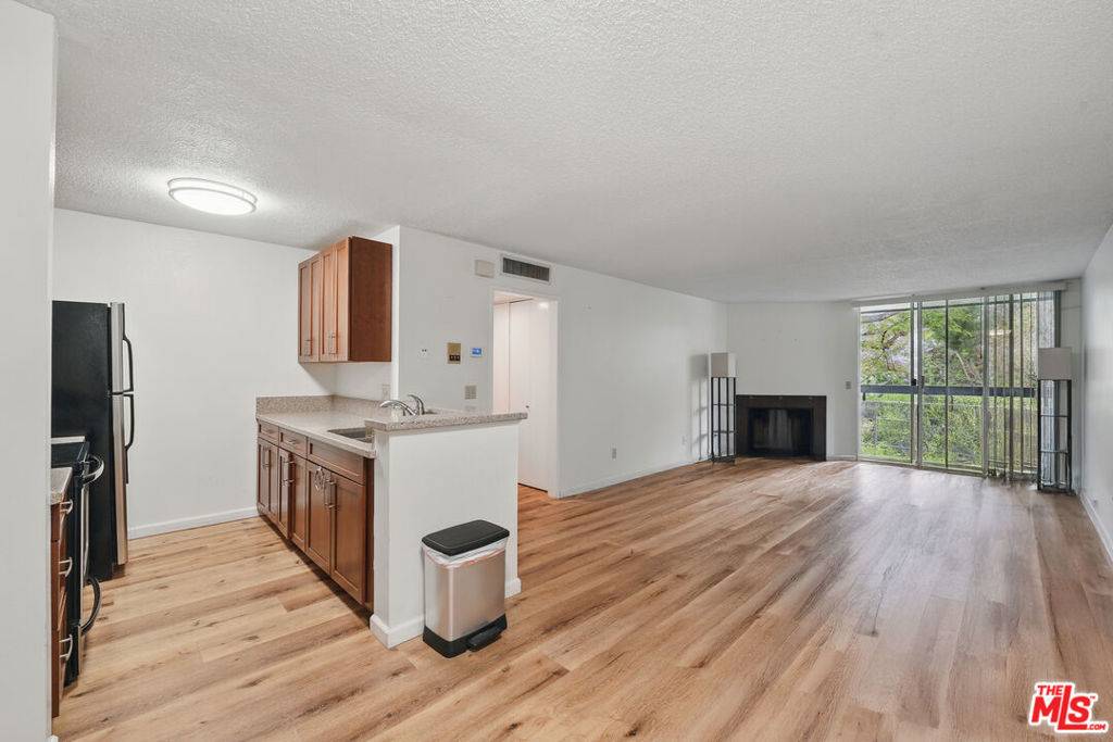 Los Angeles, CA 90042,4295 Via Arbolada #208