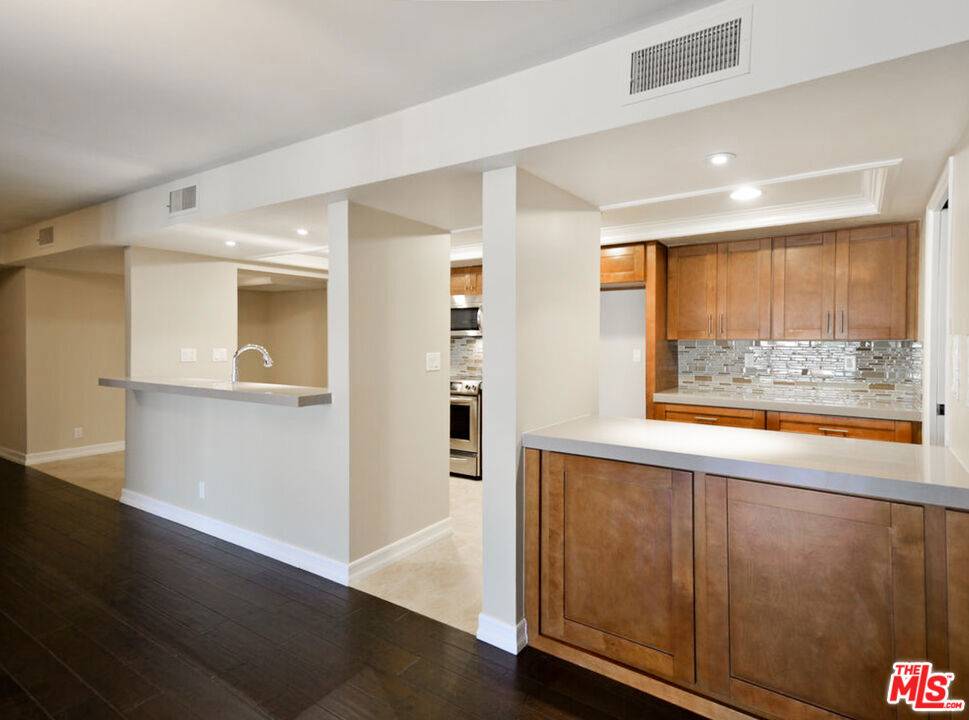 Los Angeles, CA 90024,10660 WILSHIRE BLVD #705