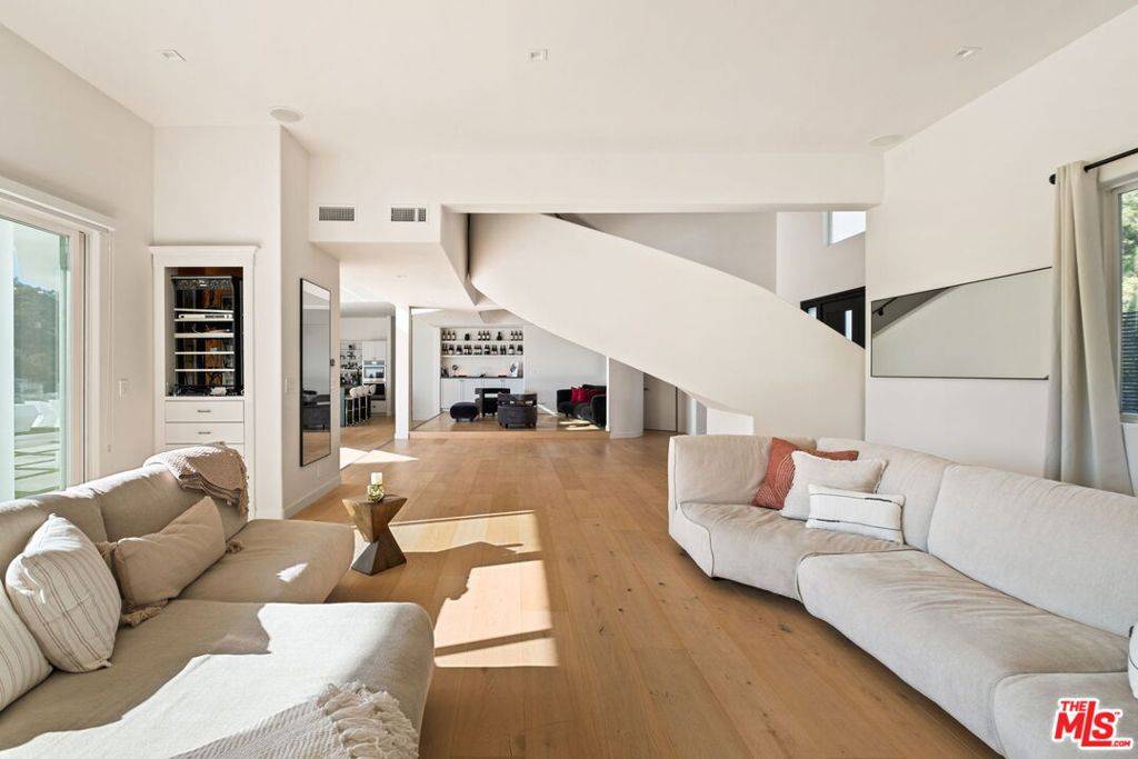 Los Angeles, CA 90046,7868 Electra DR