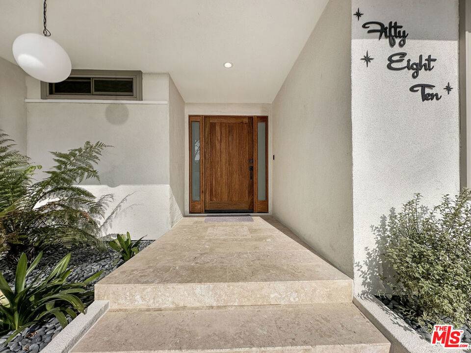Los Angeles, CA 90056,5810 S Halm AVE