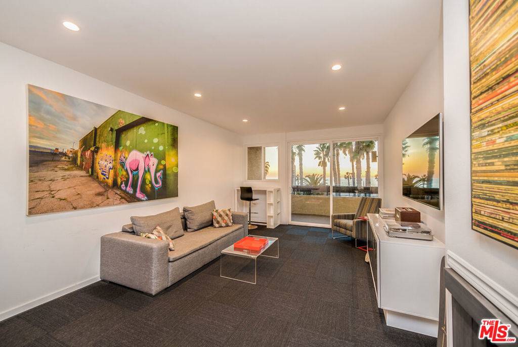 Santa Monica, CA 90405,2221 Ocean AVE #205