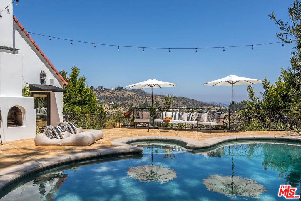 Los Angeles, CA 90046,8149 Mannix DR