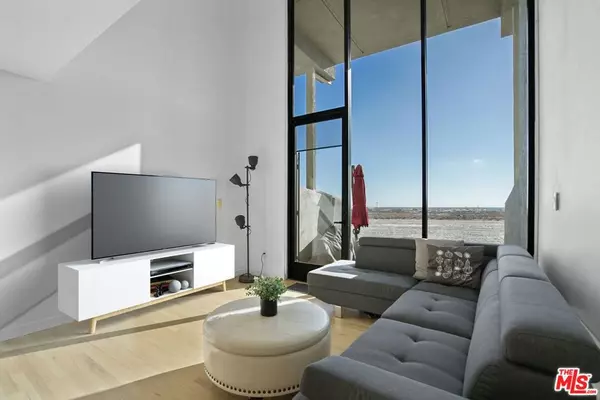Marina Del Rey, CA 90292,6 Voyage ST #105