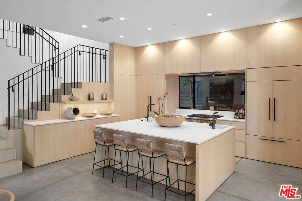Venice, CA 90291,810 Amoroso PL