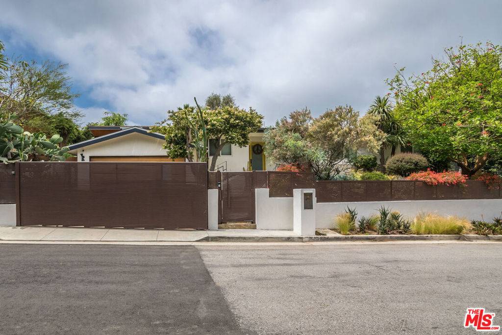 Los Angeles, CA 90068,6570 Lakeridge RD