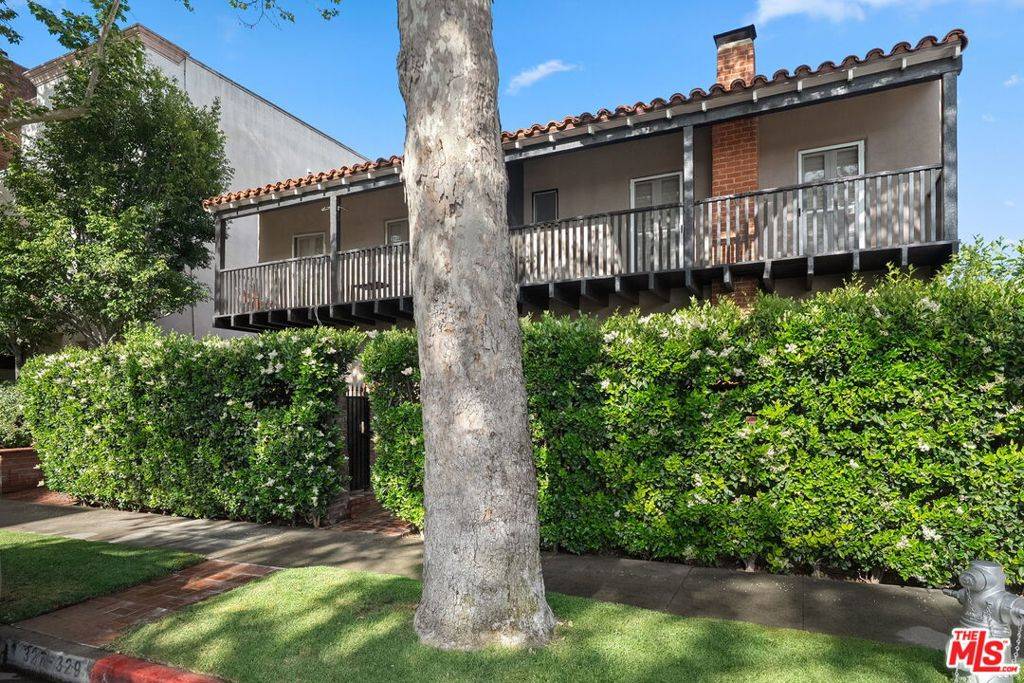 Beverly Hills, CA 90211,327 N Swall DR