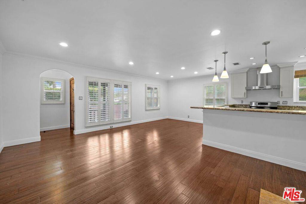 Los Angeles, CA 90049,1126 S Bundy DR