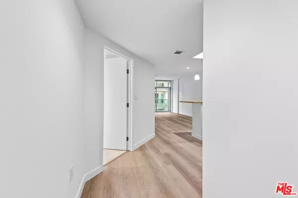 Marina Del Rey, CA 90292,13700 Marina Pointe DR #321