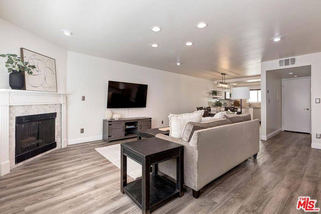 Sherman Oaks, CA 91423,14332 Dickens ST #10