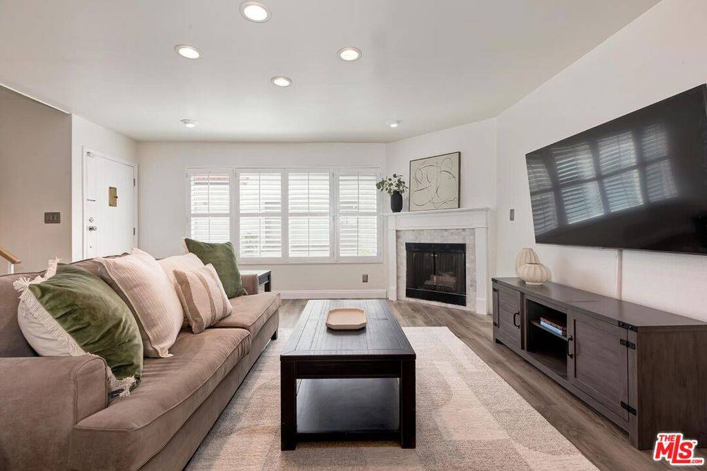Sherman Oaks, CA 91423,14332 Dickens ST #10