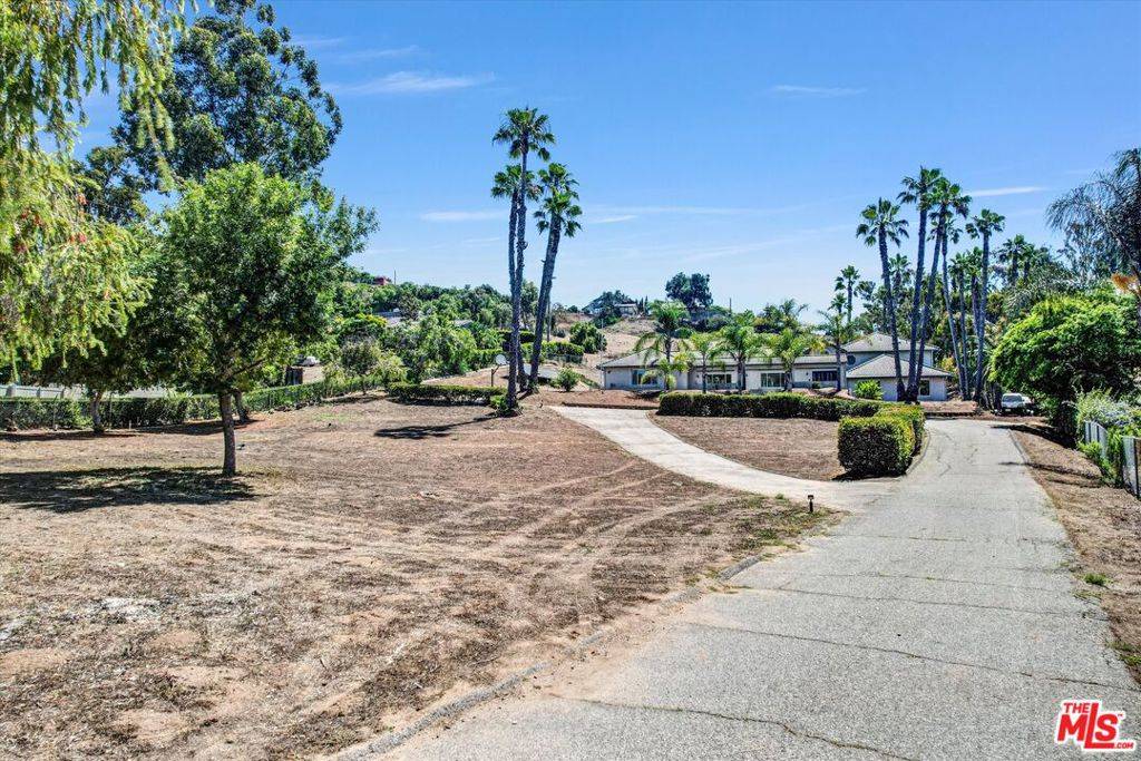 Vista, CA 92084,614 Valley DR