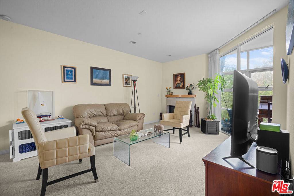 Los Angeles, CA 90049,171 N Church LN #304