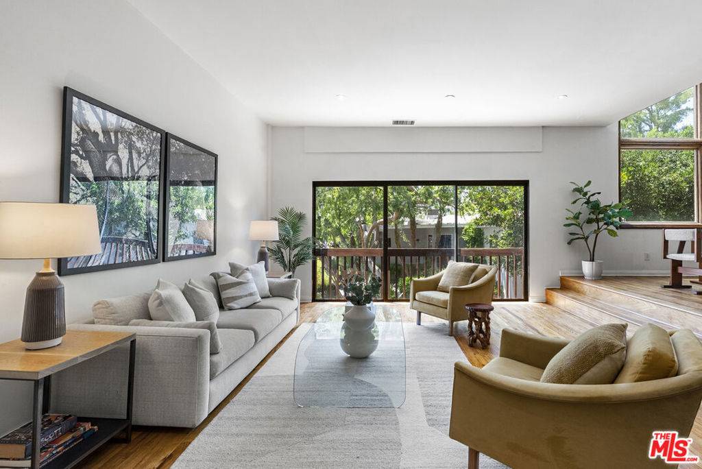 Los Angeles, CA 90068,2174 Alcyona DR
