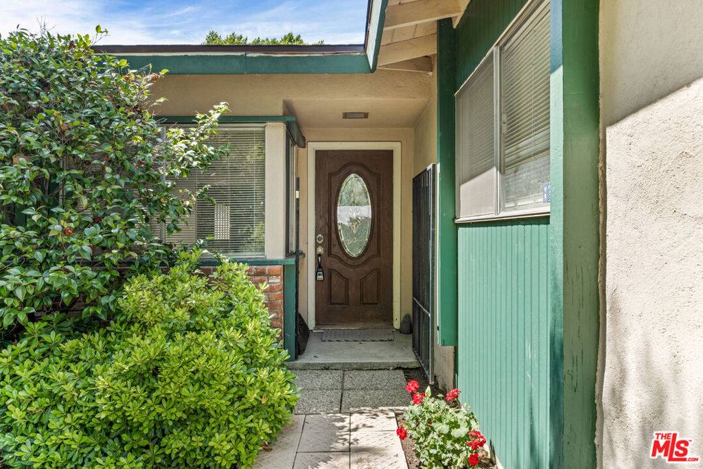 Woodland Hills, CA 91364,22100 Dumetz RD