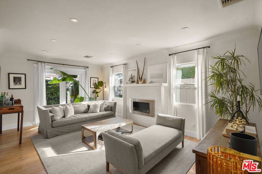 Los Angeles, CA 90046,927 N Vista ST