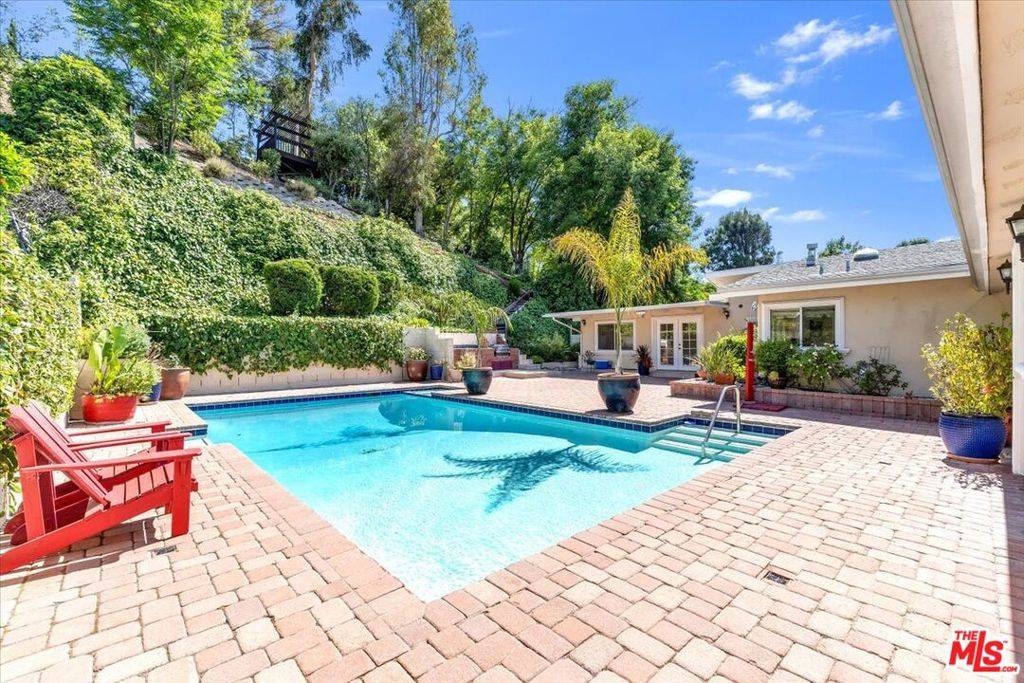 23264 Calvert ST, Woodland Hills, CA 91367