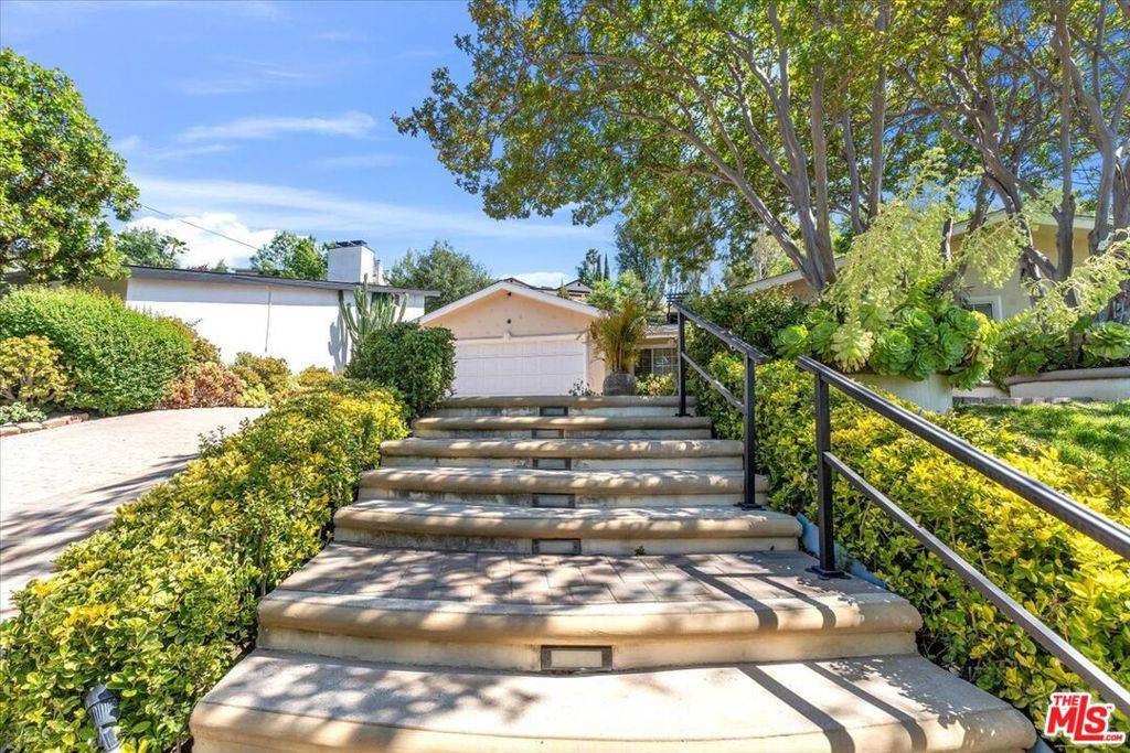 Woodland Hills, CA 91367,23264 Calvert ST