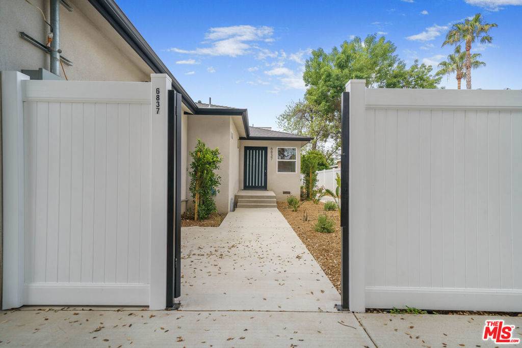 Reseda, CA 91335,6837 Yolanda AVE