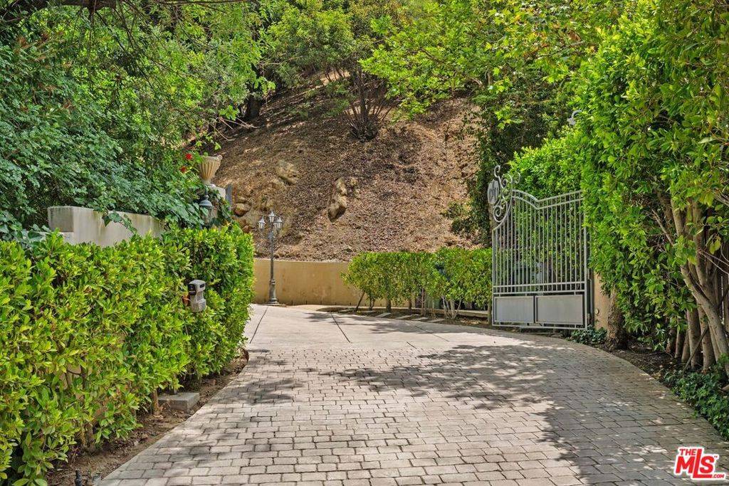 Encino, CA 91436,16980 Escalon DR