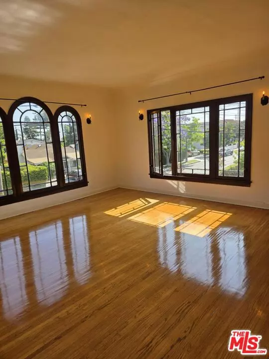 Los Angeles, CA 90027,1901 N Commonwealth #3