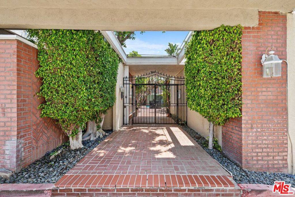 4610 Densmore AVE #105, Encino, CA 91436
