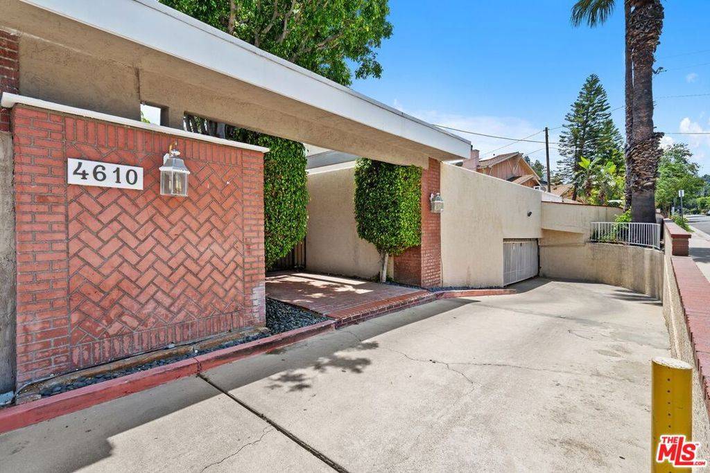 Encino, CA 91436,4610 Densmore AVE #105