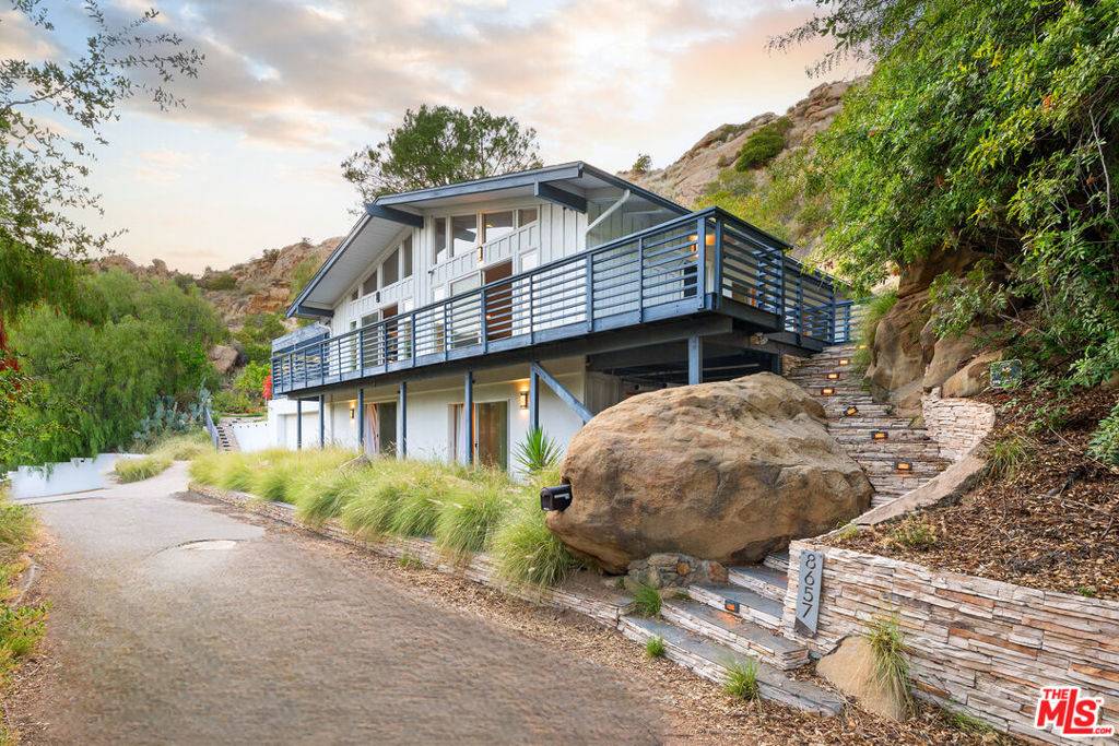 8657 Valley Flores DR, West Hills, CA 91304