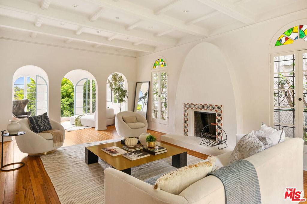 Los Angeles, CA 90027,3716 Effingham PL