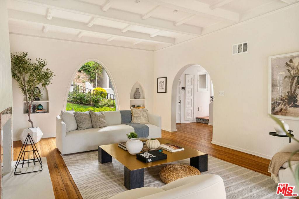 Los Angeles, CA 90027,3716 Effingham PL