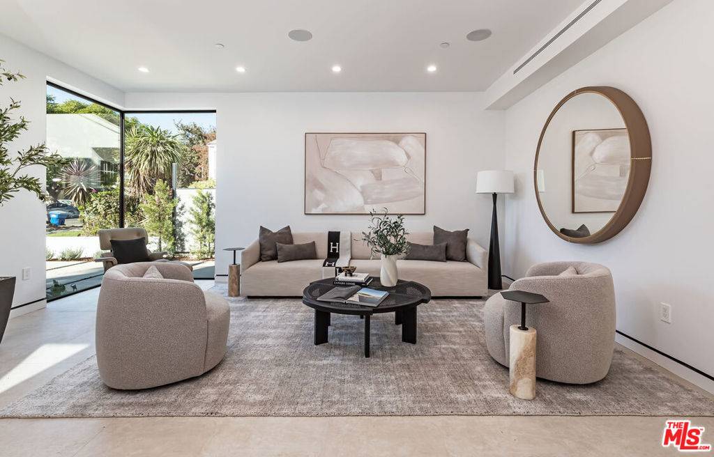 West Hollywood, CA 90046,930 N La Jolla AVE