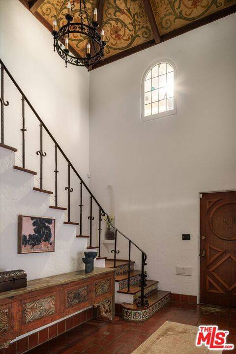 Los Angeles, CA 90068,5444 Red Oak DR
