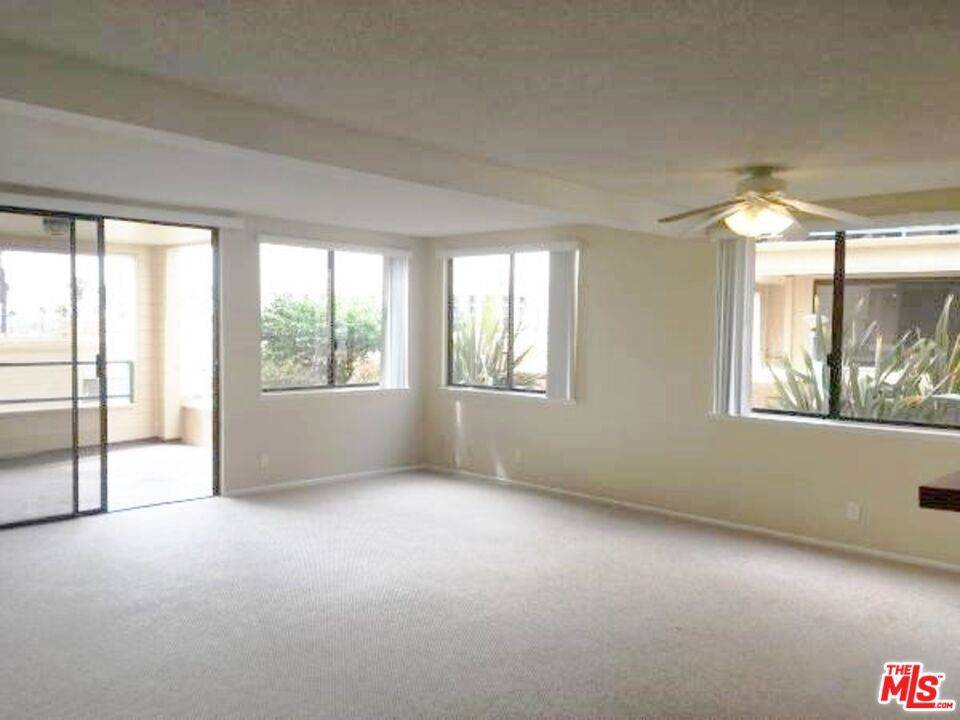 Redondo Beach, CA 90277,140 The Village #208