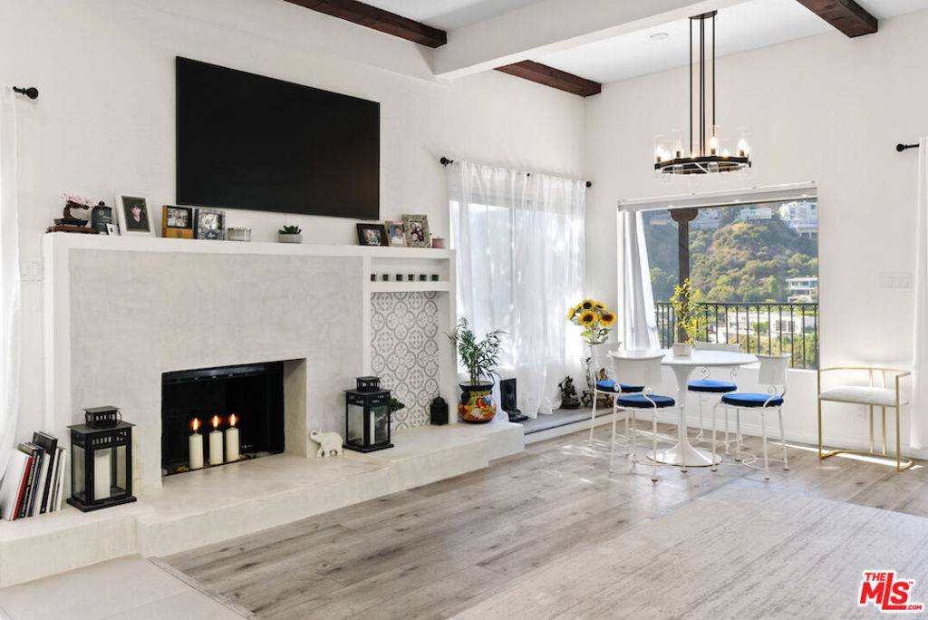 1923 Sunset Plaza DR, Los Angeles, CA 90069