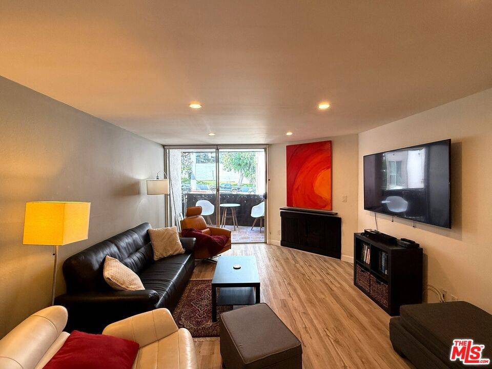 West Hollywood, CA 90069,8530 Holloway DR #217