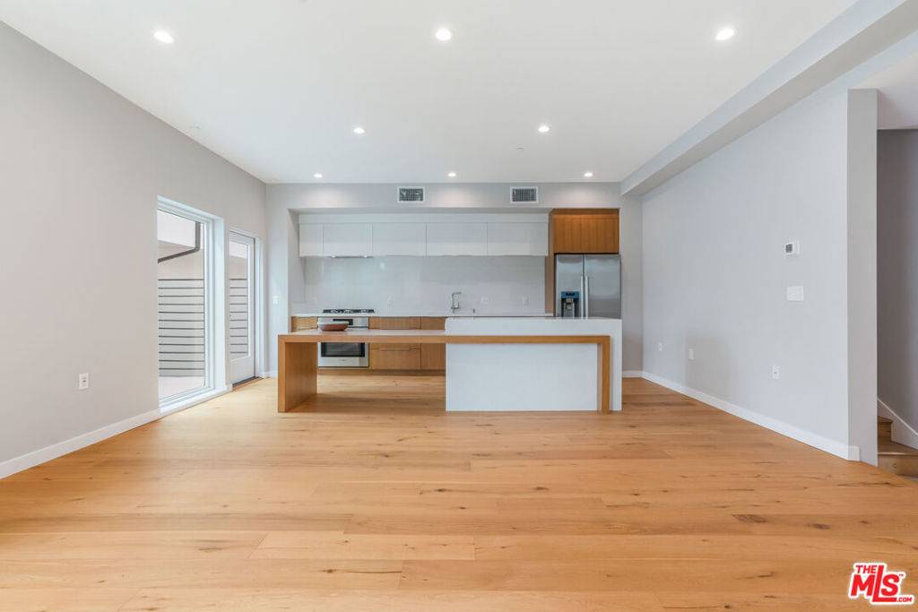 1729 S Barrington AVE #2, Los Angeles, CA 90025