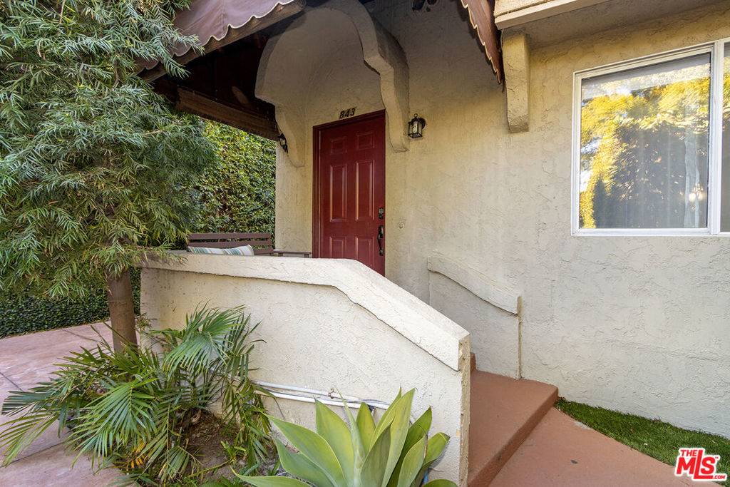 Los Angeles, CA 90046,843 N Ogden DR