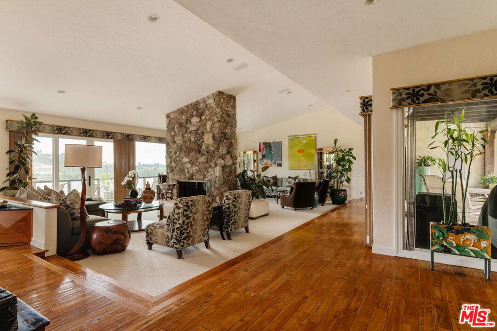 Los Angeles, CA 90049,2208 Westridge RD