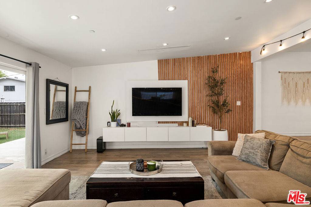 Valley Village, CA 91607,5720 Gentry AVE