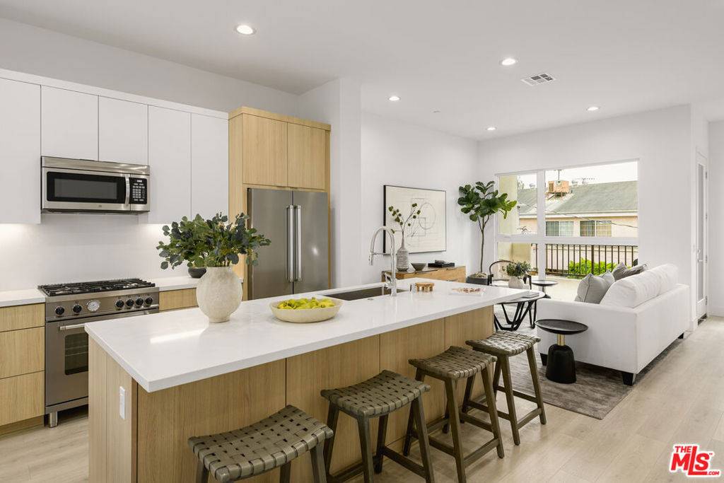 6118 Marbella PL, Los Angeles, CA 90038