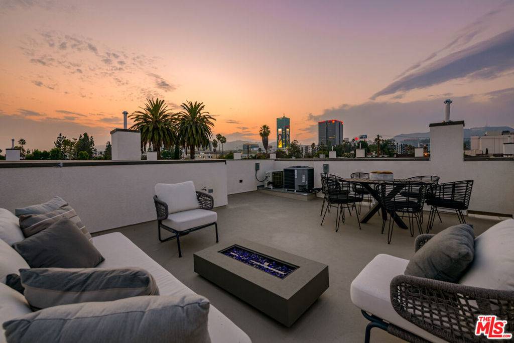 Los Angeles, CA 90038,6118 Marbella PL