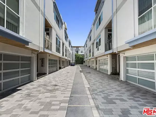 Los Angeles, CA 90038,6728 W Hepburn WAY