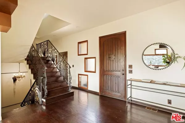 Los Angeles, CA 90046,2125 Kew DR